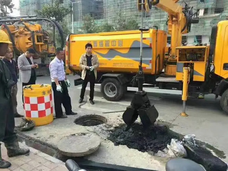 通海口镇街道：网格员化身“清道夫”，为民解忧疏通“堵心”化粪池