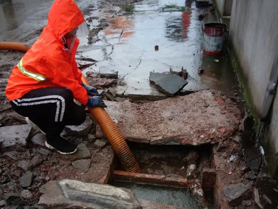 通海口镇专业清理污水池 炜誉市政以规范流程守护城市 “肠道”