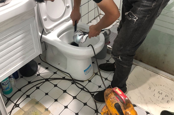 通海口镇马桶堵塞自己疏通还是找师傅？专业上门服务让你省时更省心