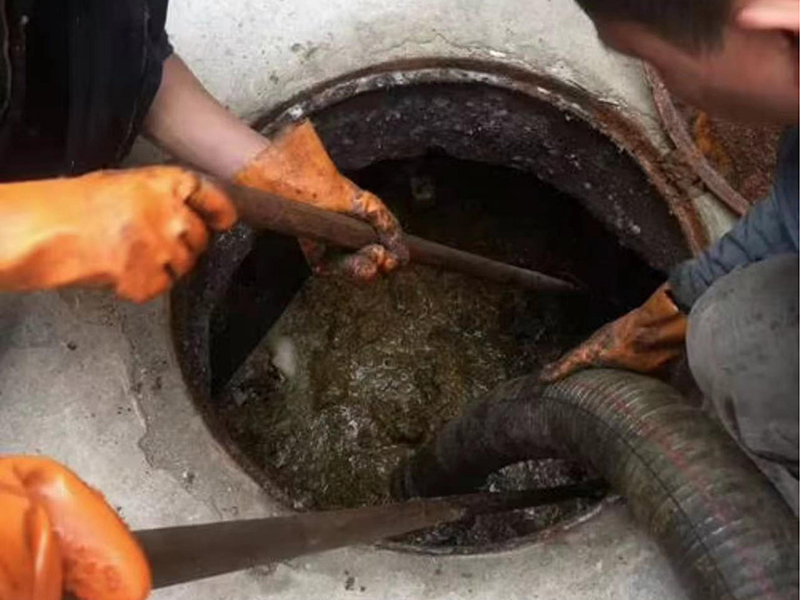 通海口镇清理化粪池时如何避免沼气的危害？